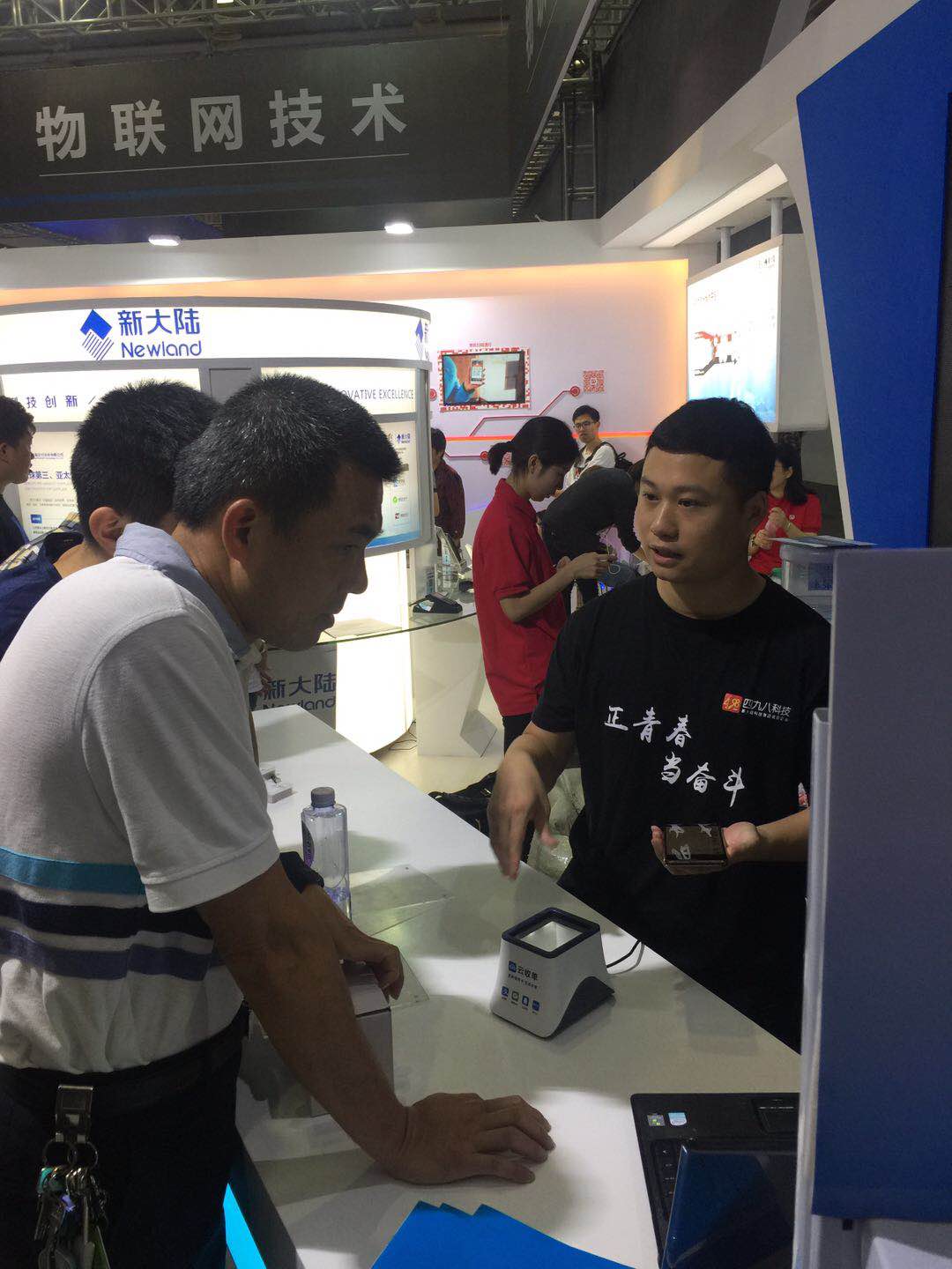 云收單為游客講解產(chǎn)品