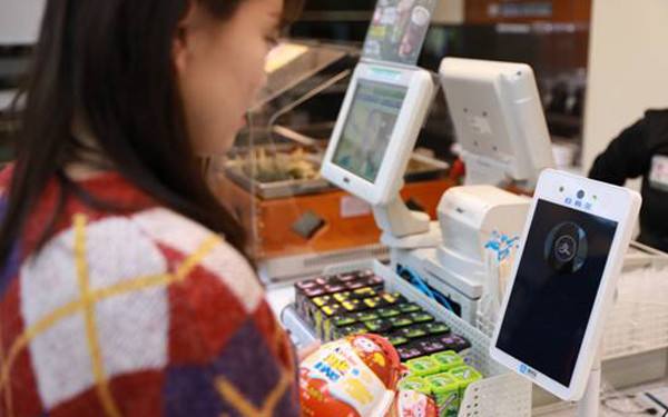 超市使用支付寶蜻蜓設(shè)備收銀的場景.jpg